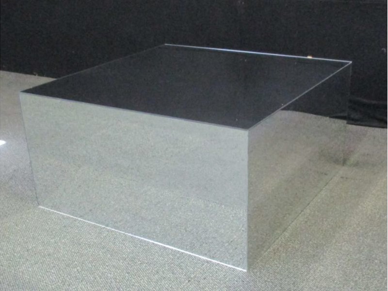 Low-rise mirror plinth for mannequin, 40cm high