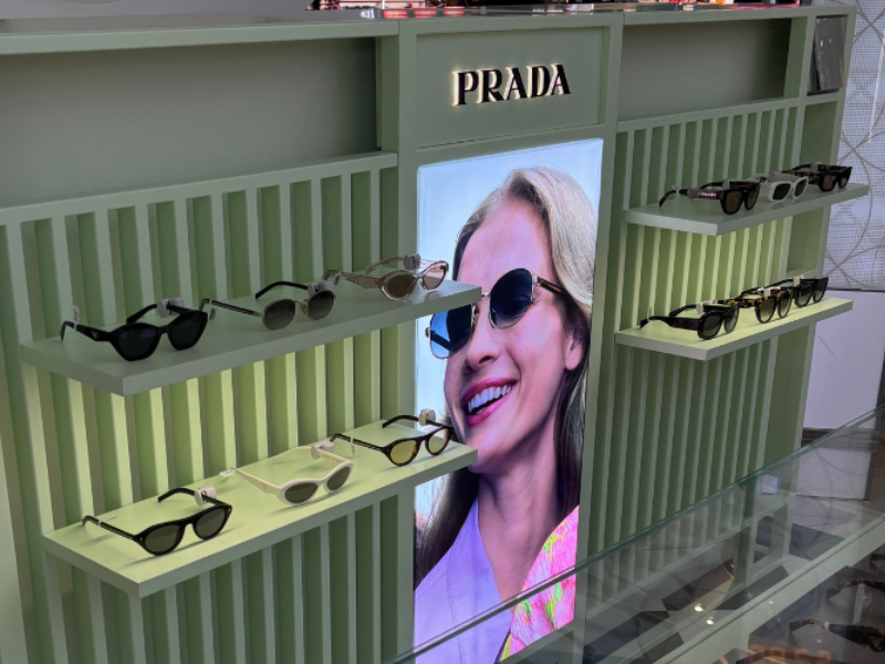 retail-mall-merchandise-displays