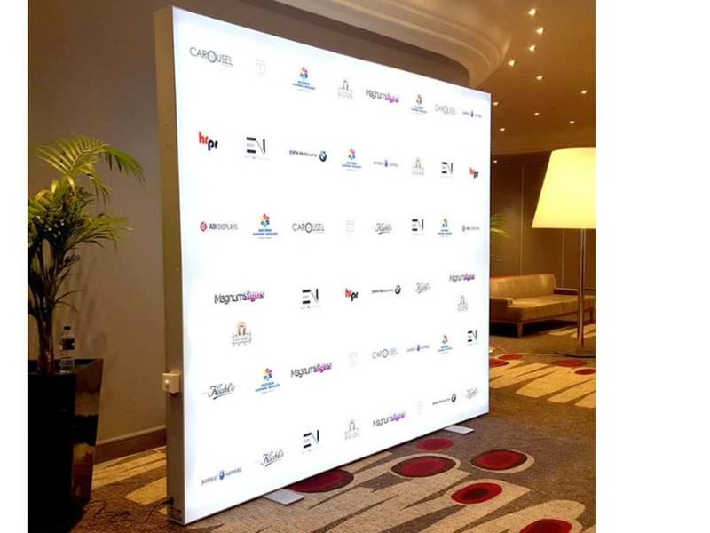 floor-standing-hotel-graphic-wall