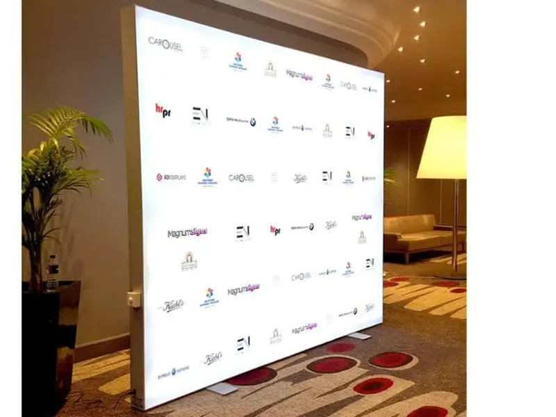 floor-standing-hotel-graphic-wall